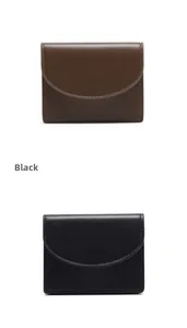 Detalle de costura y diseño de solapa del tarjetero de cuero en negro y marrón