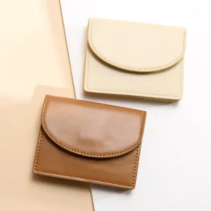 Mini carteras de cuero PU en beige y marrón con elegante cierre de solapa redondeada