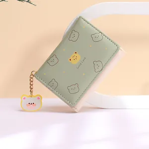 Lindo monedero corto verde menta con diseño de ositos y colgante de oso a juego