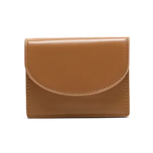 Cartera pequeña de cuero marrón minimalista con solapa semicircular y costuras finas en blanco
