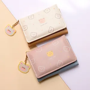 Cartera corta de cuero PU con estampado de oso de dibujos animados y amuleto