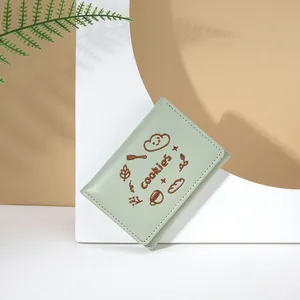 Détail du portefeuille vert menthe avec broderie et coutures de haute qualité