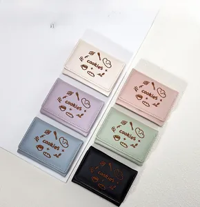 Détail de portefeuilles compacts pliables avec broderies mignonnes en six tons pastel