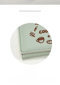 Détail du portefeuille en cuir PU vert clair avec texture litchi et broderie de café