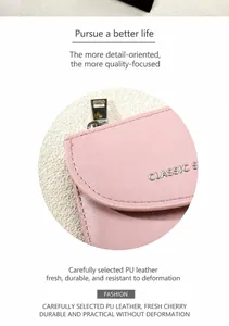 Dettaglio del portafoglio in pelle PU rosa con logo CLASSIC S argento e cuciture fini