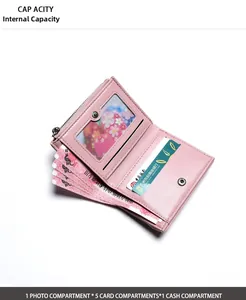Dettaglio portafoglio rosa in finta pelle con scomparti per carte e portafoto