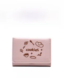 Vue avant du petit portefeuille rose en cuir à trois volets avec broderie gourmande