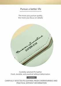 Dettaglio del portafoglio in pelle PU verde menta con trama fine e logo dorato