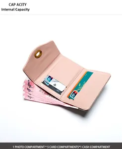 Dettaglio portafoglio rosa corto con scomparti per carte, portafoto e vano banconote