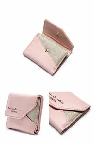 Dettaglio del portafoglio a tre ante rosa e glitter oro con scomparti interni e bottone