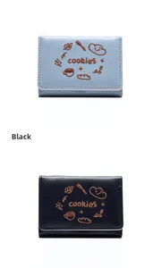 Détail de portefeuilles courts à trois volets noirs et bleus avec broderie pâtisserie