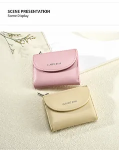 Portafogli in pelle PU rosa e beige con logo a stella su uno sfondo estetico curato