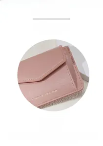 Détail du porte-monnaie en cuir PU rose avec lettrage doré Forever Sunshine