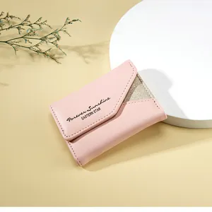 Dettaglio portafoglio in pelle PU rosa con stampa Forever Sunshine e decoro glitter