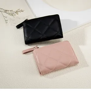 Detailansicht der gesteppten PU-Leder Kartenetuis in Schwarz und Rosa mit Rautenmuster