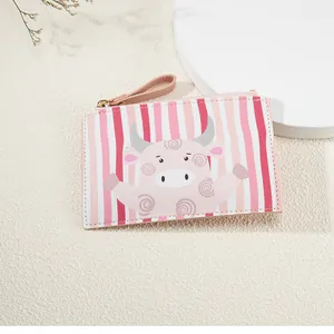Dettaglio del portamonete a righe rosa con mucca cartone e cinturino da polso