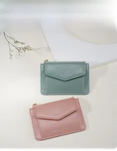 Mini portefeuilles enveloppe en cuir bleu poudré et rose avec texte doré brillant
