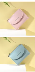 Dettaglio di mini portafogli rosa e blu con logo CLASSIC STAR su patte a semicerchio