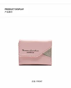 Dettaglio frontale del portafoglio in pelle PU rosa con triangolo glitterato