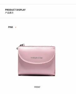 Vista frontale di un portafoglio corto rosa con logo Classic Star e trama in pelle