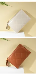 Vertikale Ansicht gesteppter Reißverschlussbörsen in Creme und Braun mit Rautenmuster