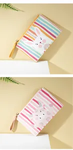 Dettaglio di simpatici portamonete in ecopelle con strisce arcobaleno e motivi animali