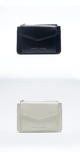 Présentation verticale de mini portefeuilles en cuir PU noir et blanc avec zip doré