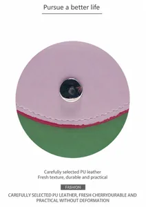 Dettaglio del portafoglio in pelle PU con cuciture precise e bottone a pressione in metallo argentato
