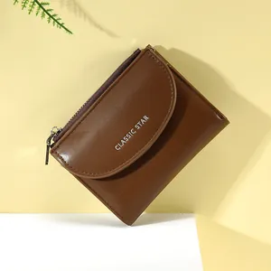 Portafoglio corto da donna marrone scuro con patta curva e logo Classic Star inciso