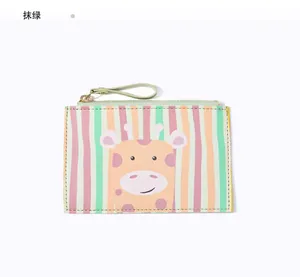 Dettaglio del porta carte verde matcha con giraffa cartoon, cerniera e finitura in pelle PU
