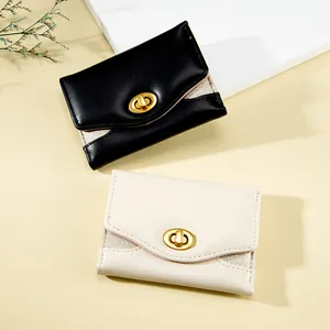 Portafoglio donna a tre ante con glitter e chiusura a girello dorata in nero e beige