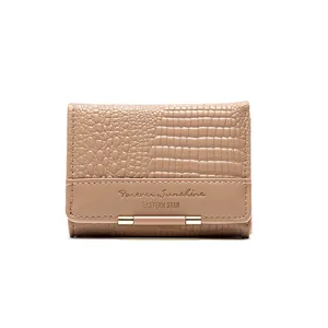 Portafoglio corto da donna in pelle PU beige con motivo a coccodrillo e dettagli dorati