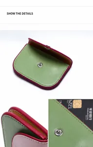 Dettaglio del portamonete in pelle verde con bordi bordeaux e chiusura con bottone argento