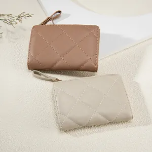 Damenbrieftasche mit Rautensteppmuster und Handschlaufe in Kaffee und Beige