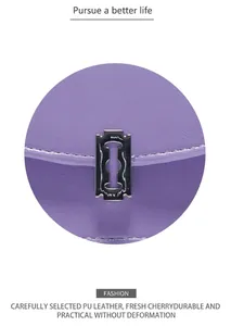 Detalle de bolso de cuero PU lila con textura lichi y cierre de metal plateado estilo navaja