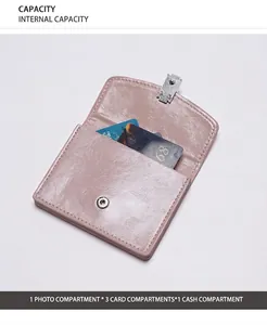 Estructura interna de la cartera de cuero rosa con ranuras para tarjetas y fotos