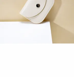 Dettaglio del mini portamonete in pelle rosa con chiusura in metallo su espositore