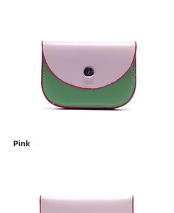 Dettaglio del portamonete in pelle PU rosa e verde con chiusura magnetica argento
