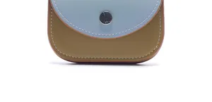 Dettaglio della mini borsa in pelle color-block con cuciture fini e fibbia in metallo