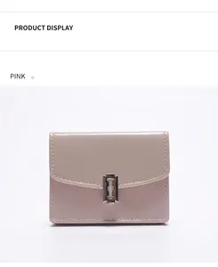 Detalle de mini cartera rosa con hebilla plateada de diseño y costuras de calidad