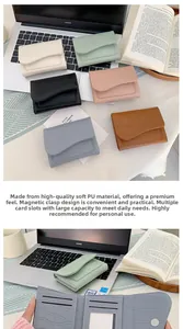 Dettaglio portafoglio in pelle PU multicolore con chiusura magnetica e scomparti carte