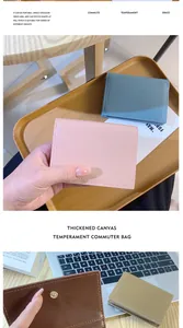 Détail de portefeuilles courts multicolores avec coutures soignées et fermeture à bouton-pression