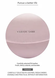 Dettaglio del portafoglio in pelle PU rosa con logo impresso e cuciture raffinate