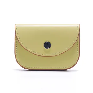 Portacarte minimalista in pelle verde avocado con bottone argento e cuciture bianche