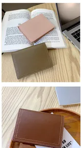 Détails de porte-cartes en cuir grainé avec coutures précises et options de couleurs variées