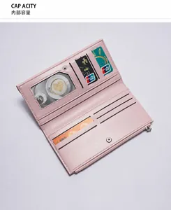 Dettaglio portafoglio rosa con 12 scomparti per carte, vano foto e zip interna
