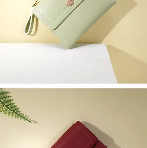 Dettaglio di portafogli in pelle PU verde e bordeaux con chiusura in metallo rosa oro