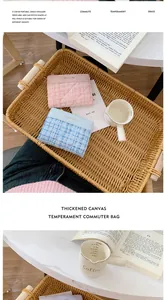Mini portefeuilles en tweed rose et bleu avec fermeture éclair sur un plateau
