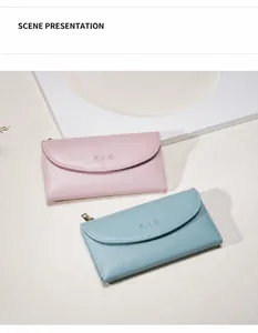 Dettaglio dei portafogli in pelle PU rosa e azzurro con elegante design a patta curva