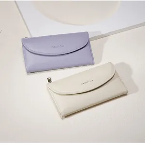 Dettaglio di portafogli in pelle PU viola e beige con logo Classic Star in rilievo
